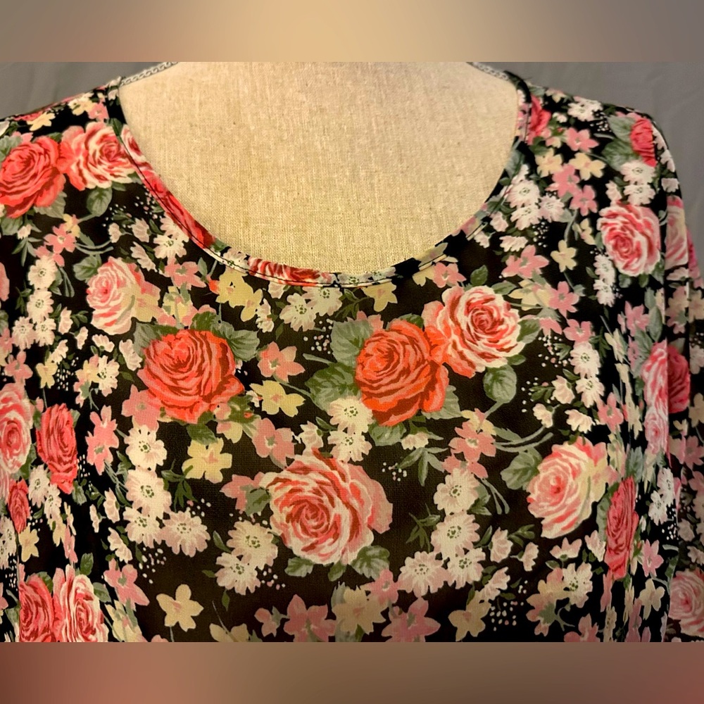 EUC Forever21 blouse size large floral pattern with black background open back